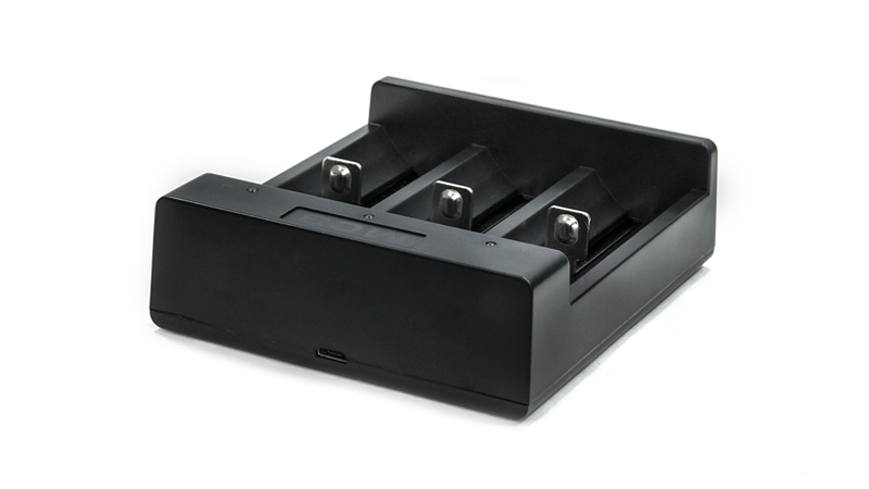 Универсальное устройство питания XTAR XTAR MC3 подходит для аккумуляторов формата 18650, 21700 и других типоразмеров, так как оно оснащено контактом на подвижной пружине